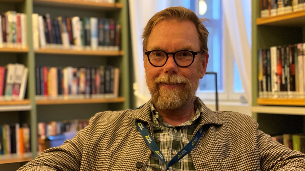 I en avskild del i riksdagsbiblioteket finns den del som bara ledamöterna har tillgång till. Anders Olsson, bibliotekschef, berättar att syftet är att ledamöter ska ha enkel tillgång till böcker som de kan behöva låna, men också att det ska vara en plats dit man kan gå och läsa.  