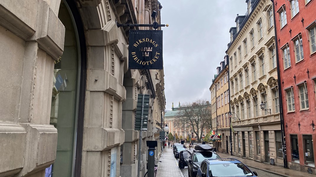 Sedan 90-talet ligger riksdagsbiblioteket på Storkyrkobrinken 7 i Gamla stan i Stockholm. En gång under Stallbron förbinder biblioteket med riksdagshuset. 