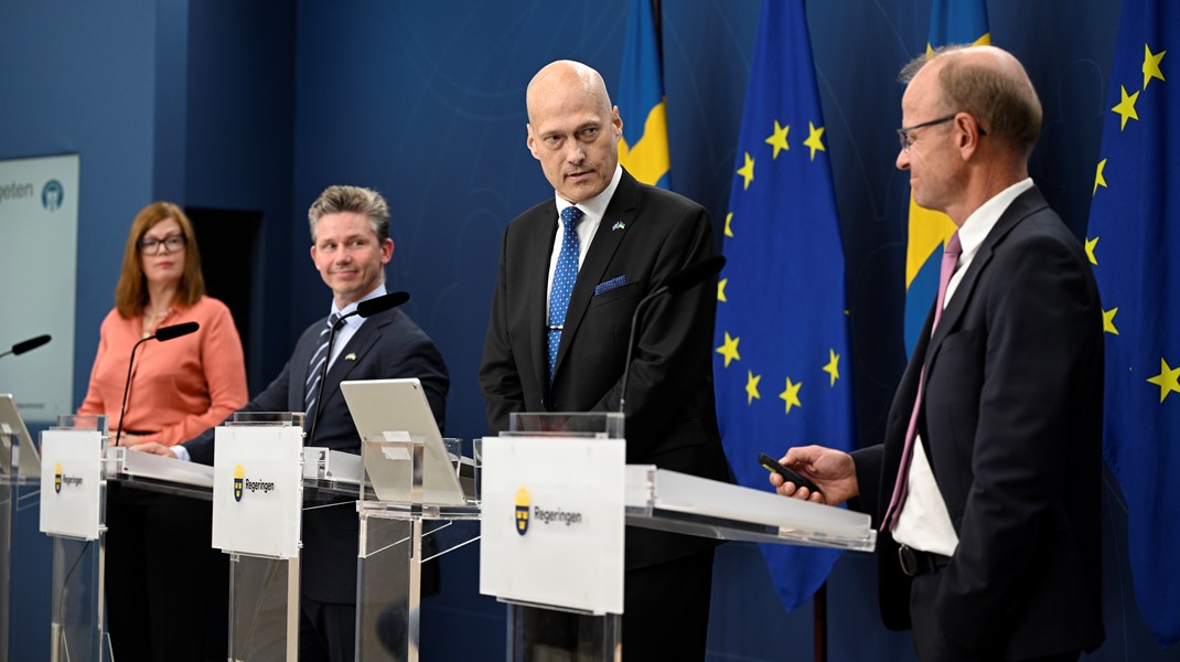 Sven-Olof Sällström (SD) tidigare i höstas vid en pressträff tillsammans med Anna Starbrink (L), försvarsminister Pål Jonson (M) och Mikael Oscarsson (KD). Vid torsdagens sammanträde beslutade försvarsutskottet om att Lars Wistedt tar över uppdraget som vice ordförande från Sällström.