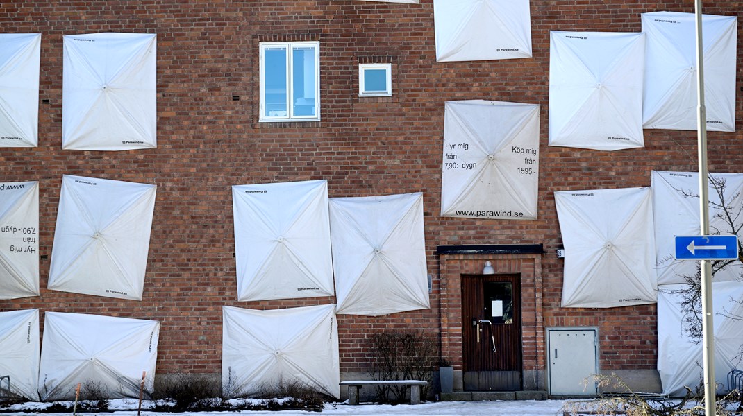 Mängder av högkvalitativa träfönster med kådrikt kärnvirke och munblåst eller valsat glas, bränns upp och ersätts av plast- och aluminiumfönster vid renovering, skriver debattörerna. 