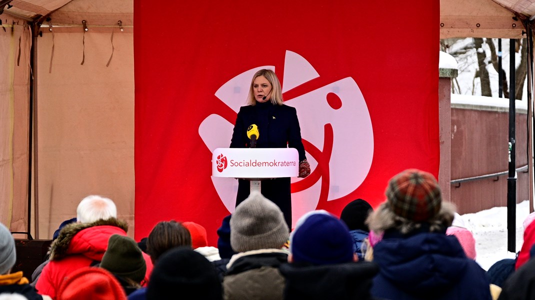 ”Vi socialdemokrater tycker att barnfamiljer, pensionärer och andra som kämpar ska gå före bankernas möjligheter till övervinster”, säger Magdalena Andersson (S) vid en pressträff innan höll sitt jultal utanför Årsta folkets hus i Stockholm.