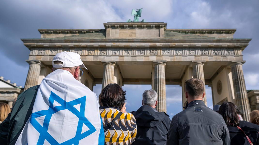 På flera håll i Europa har demonstranter protesterat mot antisemitism. Här i Berlin framför Brandenburger Tor. Nu vill EU-kommissionen agera med fler initiativ. 