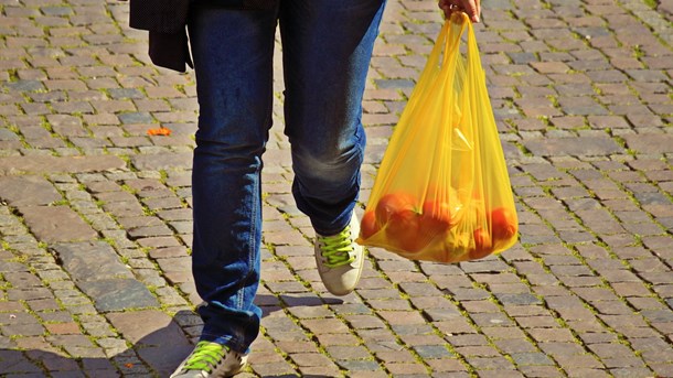 Lägsta tillåtna priset för en plastbärkasse ska vara fem kronor, enligt ett förslag från Naturvårdsverket som miljö- och energidepartementet har låtit gå på remiss.