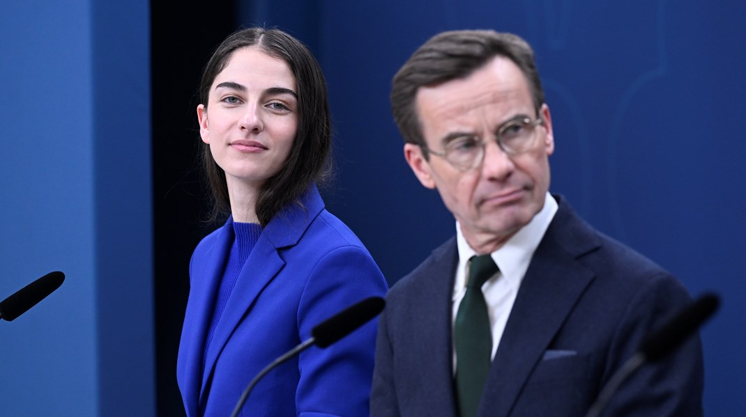 Klimat- och miljöminister Romina Pourmokhtari (L) och statsminister Ulf Kristersson (M) vid torsdagens pressträff där regeringens klimatpolitiska handlingsplan presenterades.