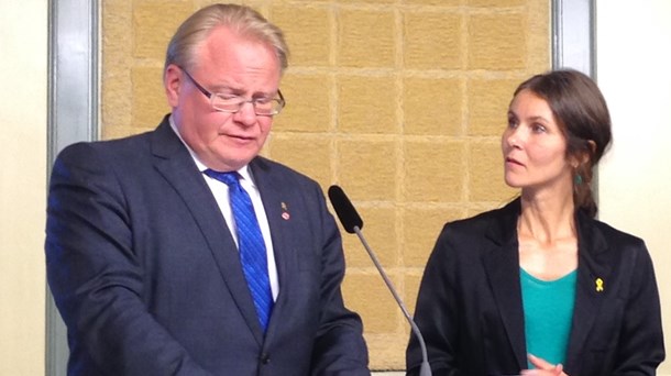 Försvarsminister Peter Hultqvist (S) tar emot Personalförsörjningsrapporten av utredaren Annika Nordgren Christensen.