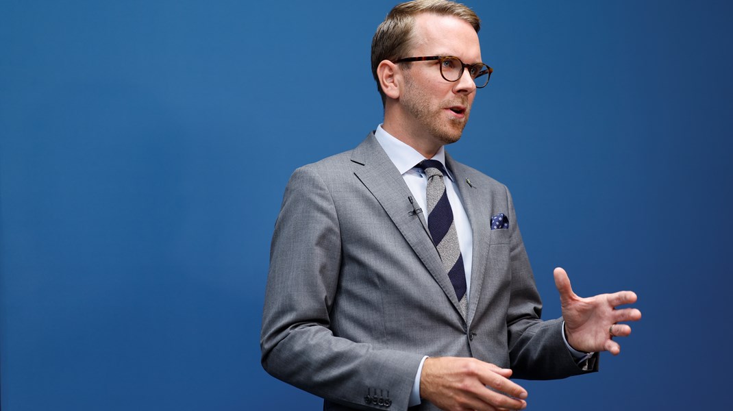 Att bostadsminister Andreas Carlson (KD) väljer att blunda när vi just nu bara bygger en fjärdedel av bostadsbehovet är både ofattbart och oansvarigt, skriver debattören.