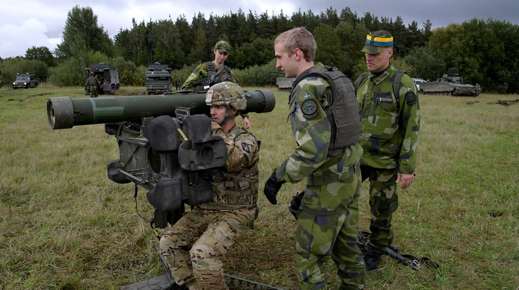 En amerikansk soldat prövar att sätta sig bakom en robot 70 vid militärövningen Aurora 23.