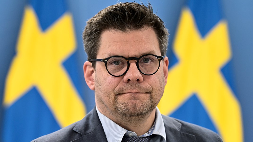 Jonas Trolle, chef för Centret mot våldsbejakande extremism, utreder hur säkerheten i skolan ska öka. 