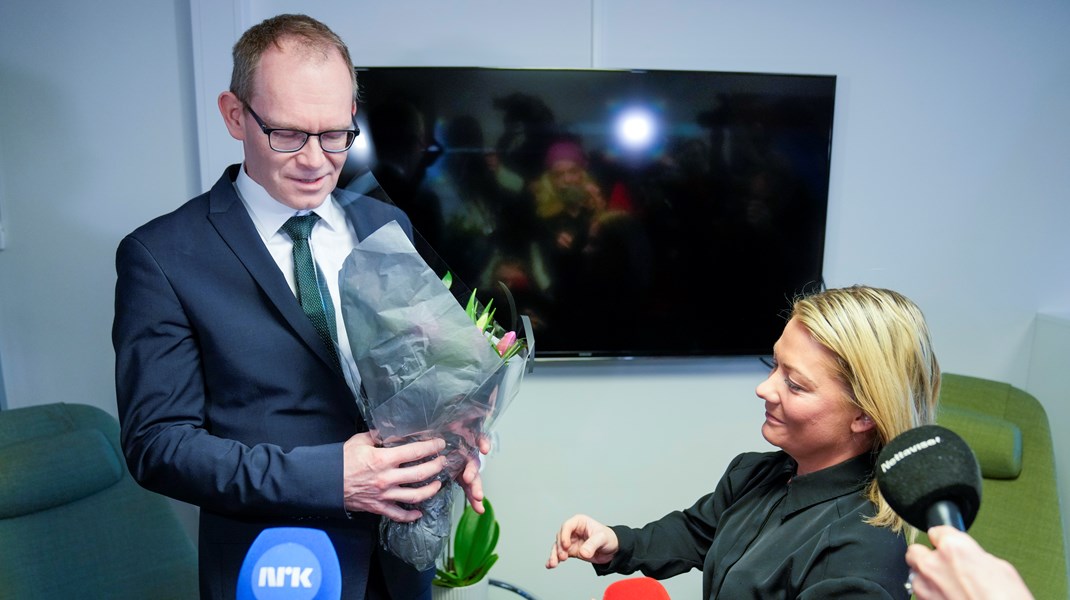 Den tidigare forskningsministern Sandra
Borch överlämnar blommor och nycklar till hennes efterträdare Oddmund Løkensgard Hoel. 