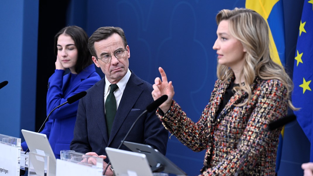 Statsminister Ulf Kristersson (M), klimat- och miljöminister Romina Pourmokhtari (L) och energi- och näringsminister Ebba Busch (KD) har inte kopplat greppet om miljödebatten och saknar effektiva miljöpolitiska idéer, enligt tankesmedjan Timbro.