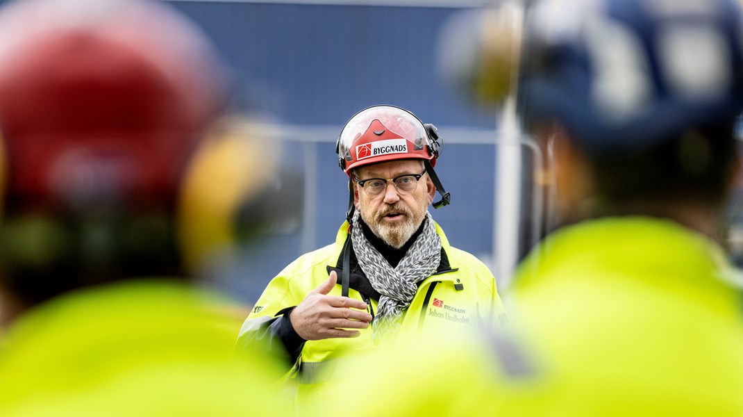 ”Regeringen måste inse allvaret och ta ansvar för landets bostadsförsörjning och för vår byggindustri”, säger Byggnads förbundsordförande Johan Lindholm. 