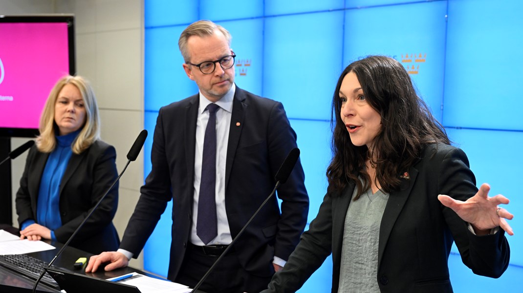 I brist på gehör från infrastruktur- och bostadsminister Andreas Carlson, kommer Socialdemokraterna att rikta in sig på att ställa finansminister Elisabeth Svantesson till svars för de, enligt dem, bristande handlingskraften i byggkrisen. ”Det verkar ju som att bostadsministern inte har mandat att göra någonting”, säger Mikael Damberg vid en pressträff tillsammans med Teresa Carvalho, arbetsmarknadspolitisk talesperson och Jennie Nilsson, bostadspolitisk talesperson. 