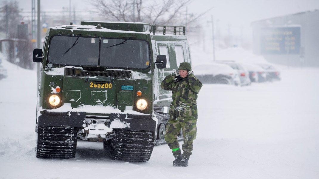 Bandvagn under snöoväder i Härnösand. Under vintern har Hemvärnet bland annat fått rycka ut när det blåst snålt över Sverige. (Arkivbild)