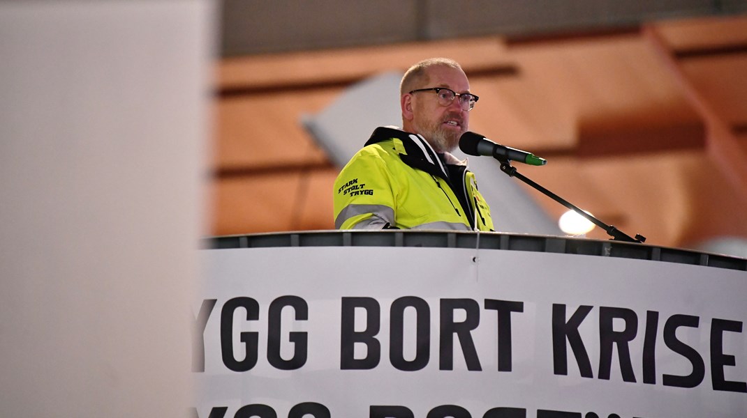 ”Byggnadsarbetarna har fått nog. Det är dags för regeringen att lyssna, bostadsministern måste fatta allvaret”, säger Johan Lindholm, förbundsordförande för Byggnads i samband med en demonstration för att förmå regeringen att agera i byggkrisen. 