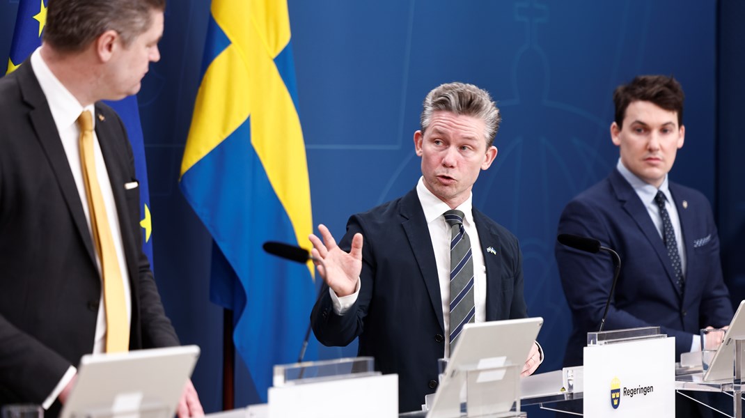 Oscar Sjöstedt (SD), försvarsminister Pål Jonson (M), och Joar Forssell (L) vid tisdagsmorgonens pressträff. KD representerades av Mikael Oscarsson.