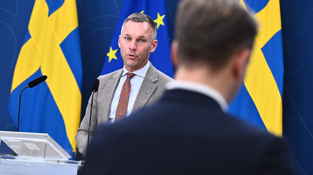 Civilminister Erik Slottner tycker att många av analys- och utvärderingsmyndigheterna är för små. Nu ska förslag på sammanslagningar tas fram.