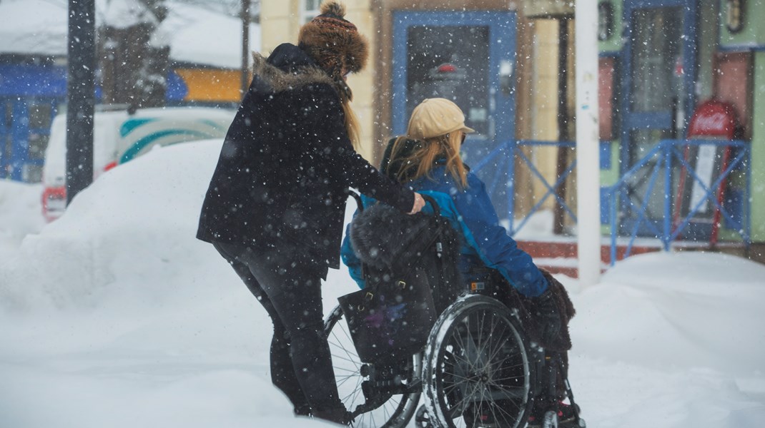 Att höja ersättningen för personlig assistans gynnar hela samhället