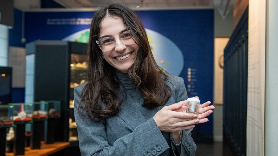 Klimat- och miljöminister Romina Pourmokhtari (L) med en burk med uran på Naturhistoriska riksmuseet. Förra veckan meddelade regeringen att frågan om att ta bort förbudet mot uranutvinning ska snabbutredas.