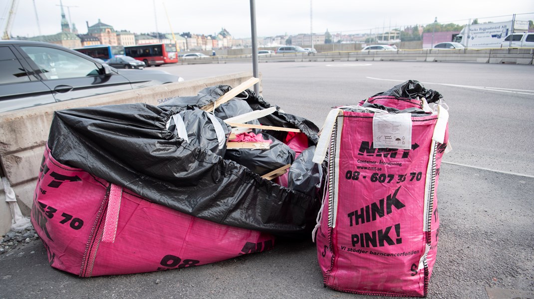 ”De senaste avfallsskandalerna, exempelvis fallet med dumpad batterimassa och de åtalsanmälda Think Pink-företagen har lyft fram problemet med otillräcklig tillsyn”, skriver debattörerna. 