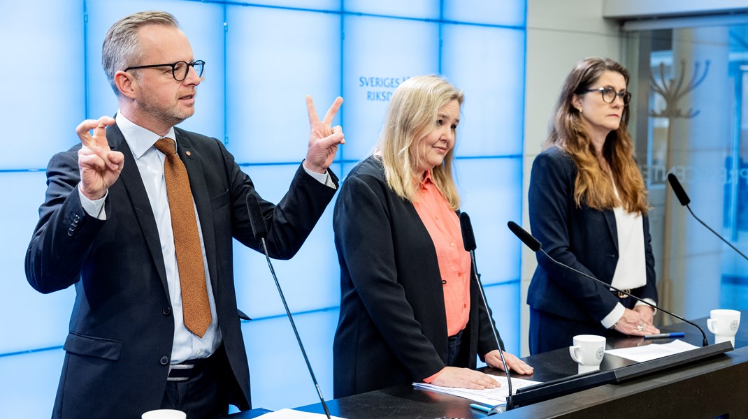 Mikael Damberg (S), Ida Gabrielsson (V) och Janine Alm Ericson (MP)  kräver att statsministern skyndsamt ger regionerna besked om sjukvården.