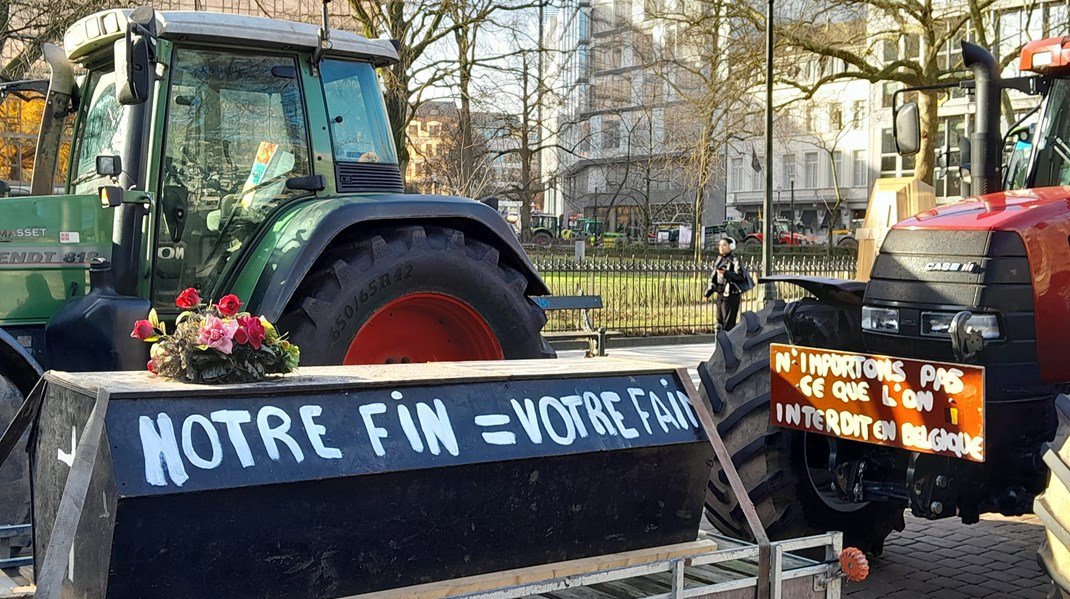 Den 26 februari ska runt 900 traktorer ha blockerat trafiken i Bryssel, den 1 februari var det cirka 1 300. Slagordet 