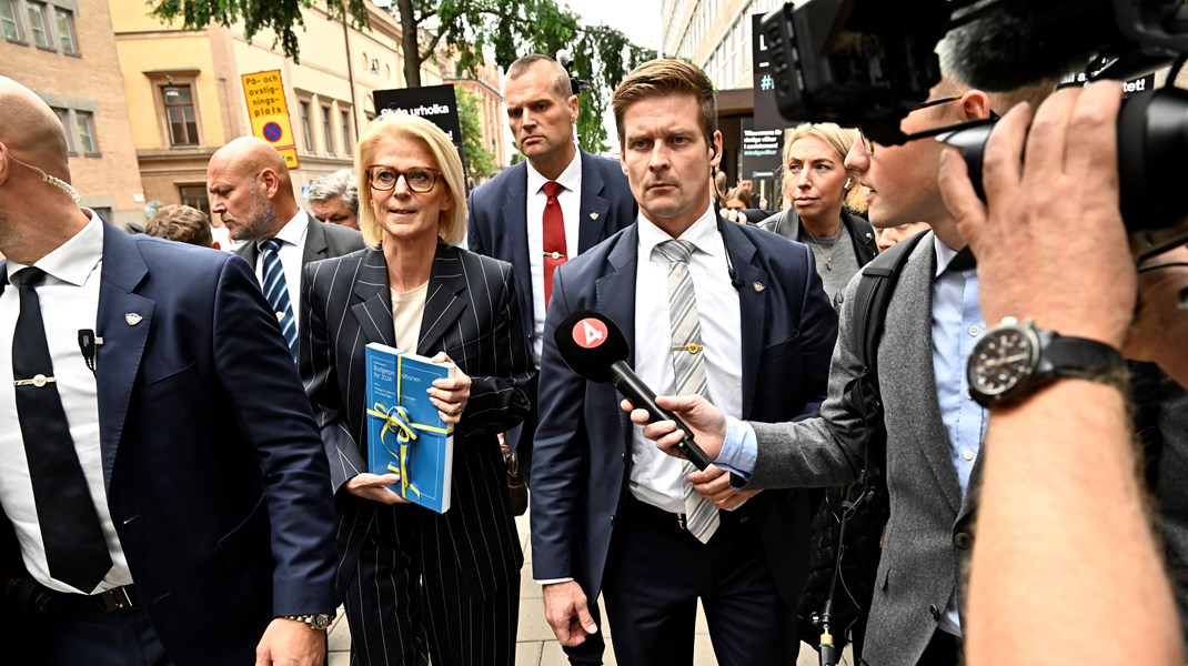 Elisabeth Svantesson (M) och regeringen hoppas på ökad effektivitet när myndigheter slås samman. I samband med budgetpropositionen för 2024 presenterade regeringen förslaget att bland annat Fastighetsmäklarinspektionen (FMI) ska gå upp i Konsumentverket. 