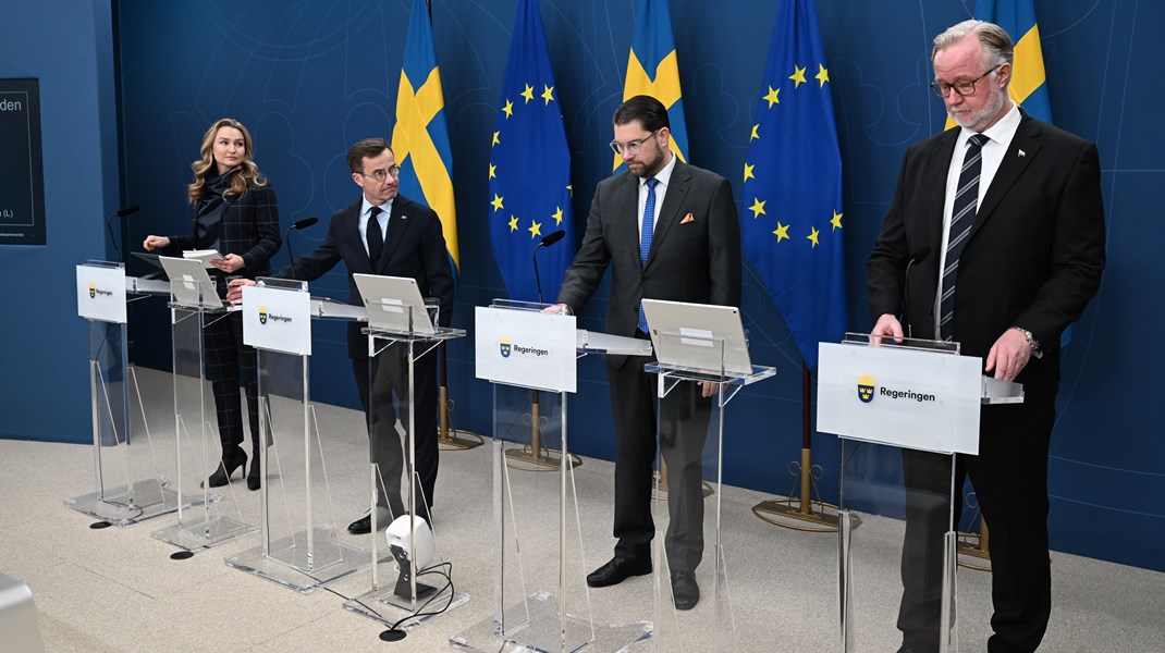 Statsminister Ulf Kristersson (M), näringsminister Ebba Busch (KD) och arbetsmarknads- och integrationsminister Johan Pehrson (L) samt Sverigedemokraternas partiledare Jimmie Åkesson (SD) presenterade det förstärkta sektorsbidraget vid en pressträff.