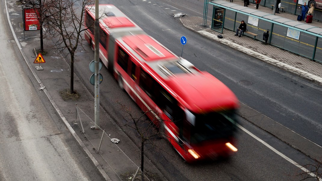 ”Den svenska kollektivtrafiken har stora problem med kompetensförsörjningen”, skriver debattörerna. 