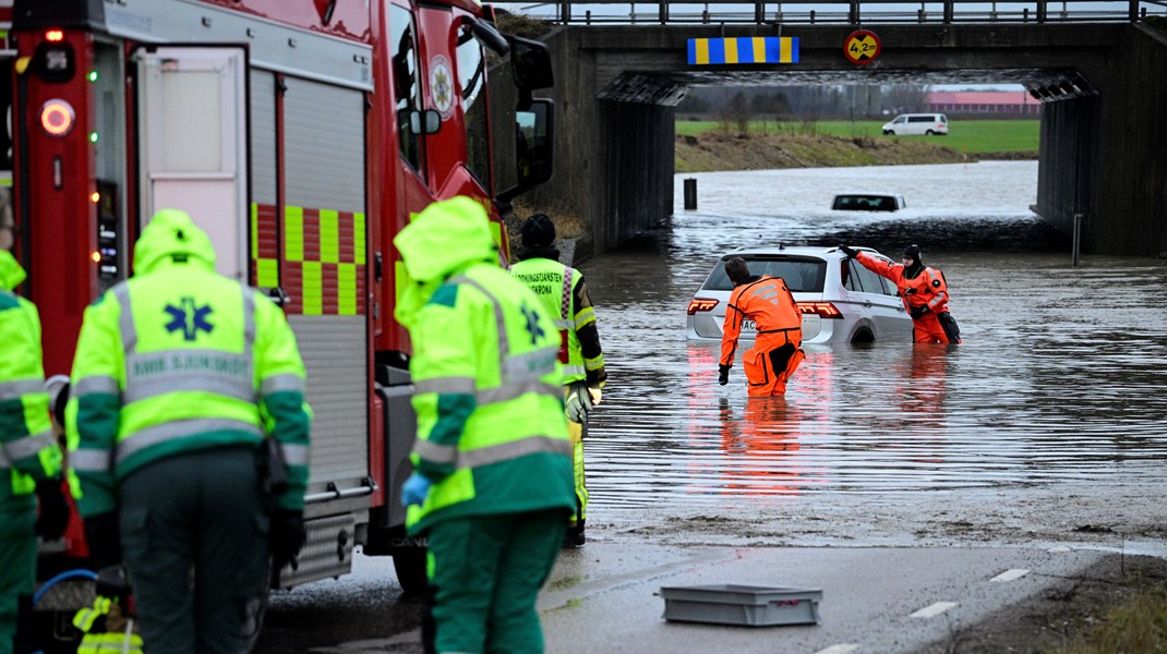 Utredare Johan Hjalmarsson har fått i uppdrag av regeringen att se över både ansvarsfrågan för den övergripande klimatanpassningen, men också vem som ska stå för notan. I april nästa år ska resultatet presenteras. 