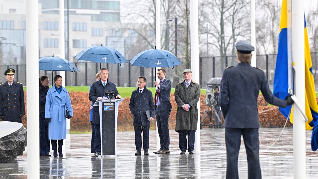 ”Satsningen på försvarspolitiken är dock så stor att neddragningen i miljöbudgeten bara finansierar en liten del av det ökade försvarsanslaget. Eller i ett omvänt resonemang: en aldrig så liten del av den ökande försvarsbudgeten skulle utgöra en betydande del av den krympande miljöbudgeten”, skriver debattörerna.