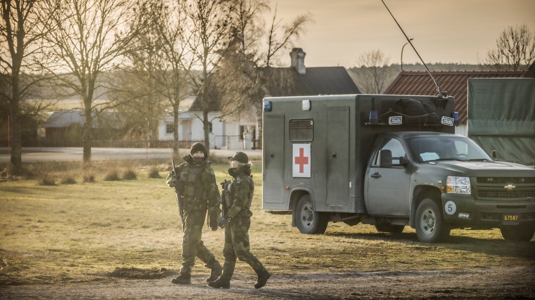 Soldater utanför en bygdegård på norra Gotland. 