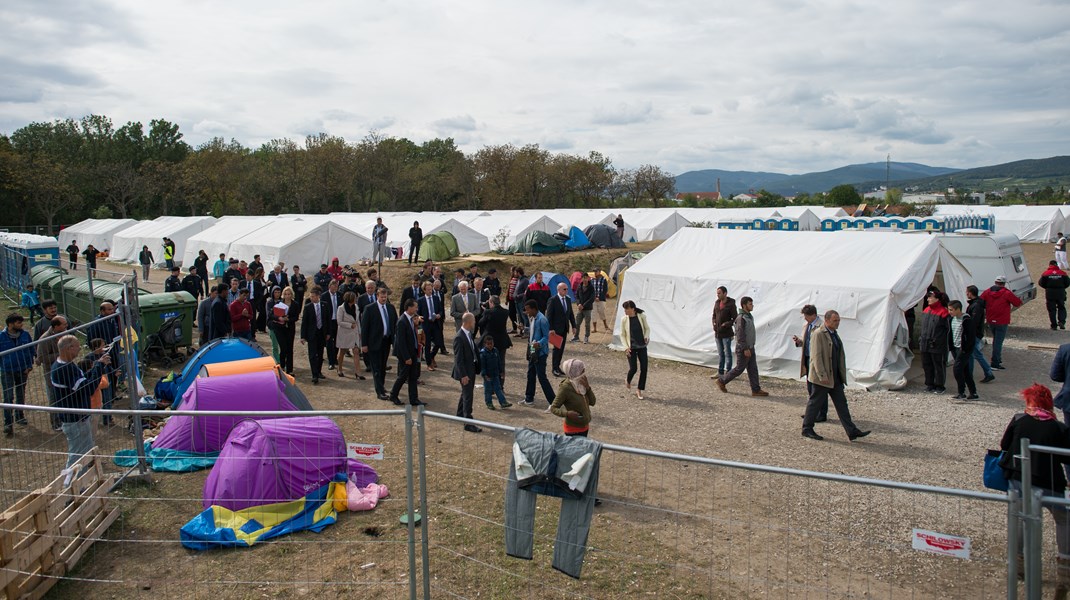 Kritiker varnar för hur förhållandena kommer att se ut för migranter vid EU:s gränser i och med den nya asyl- och migrationspakten men enligt förespråkarna kommer pakten tvärtom att vara ett verktyg för att göra förhållandena bättre.