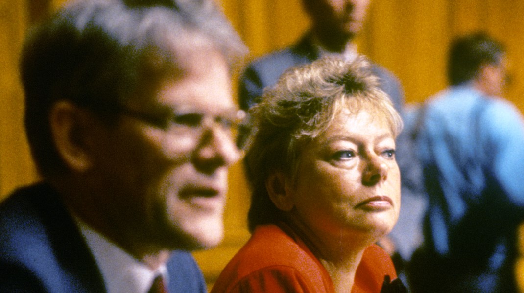 Statsminister Ingvar Carlsson (S) och justitieminister Anna-Greta Leijon (S) under den presskonferens 1988 då Leijon meddelade sin avgång på grund av Ebbe Carlsson-affären. 