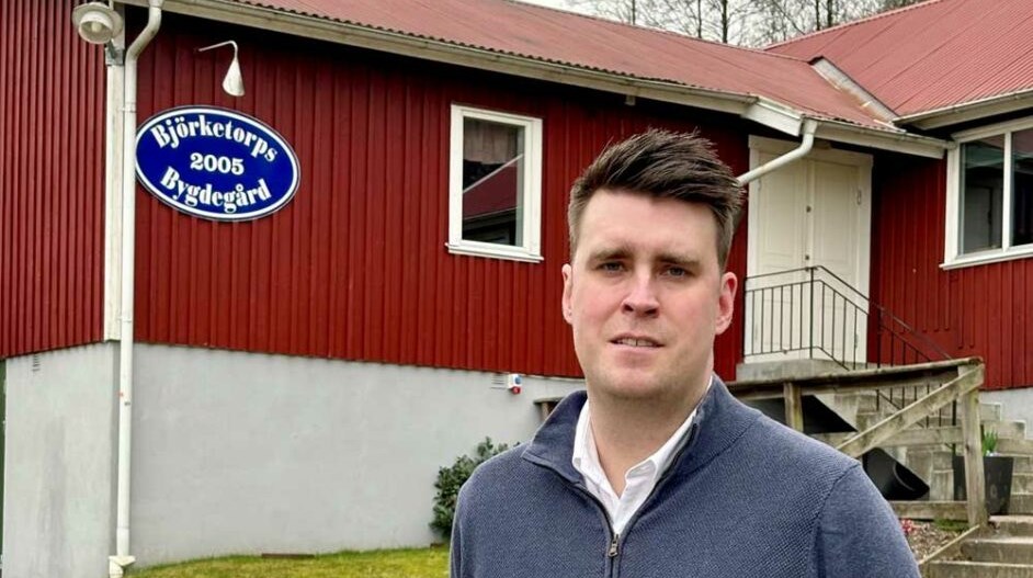 Mikael Larsson framför Björketorps bygdegård, där han har varit engagerad sedan han var 17 år gammal.