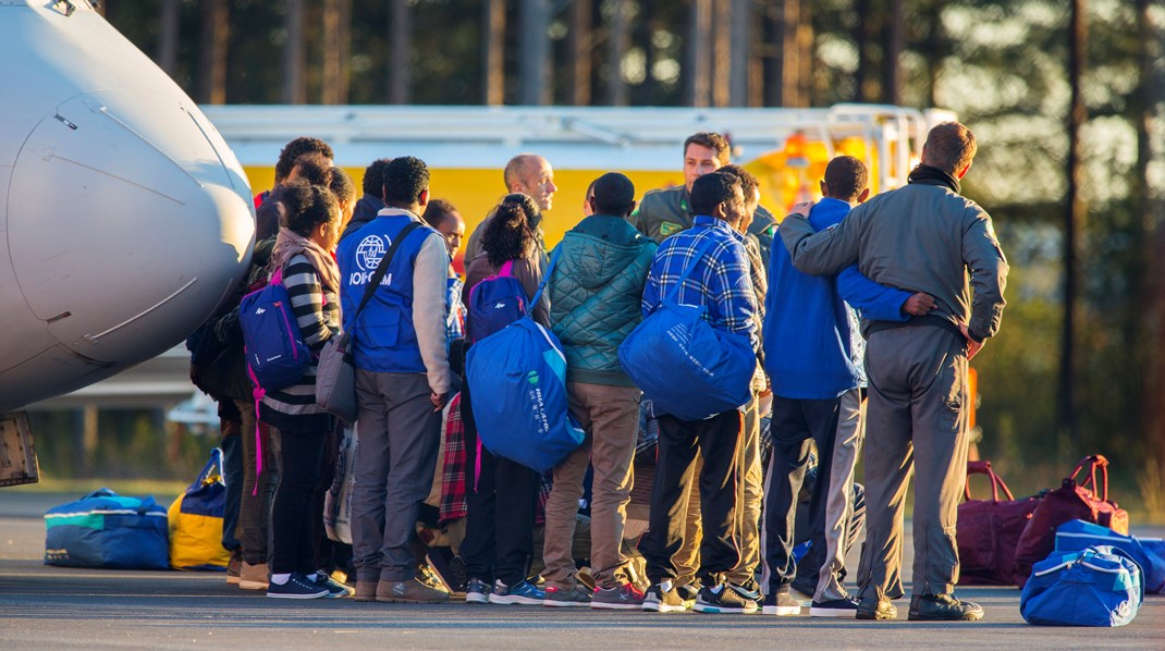 Storbritannien ska nu ha chartrade plan för att flyga asylsökande i landet för prövning i Rwanda. Inte ett alternativ för EU säger flera EU-politiker – men inte alla håller med. Här asylsökande som anländer till Luleå flygplats 2015. 