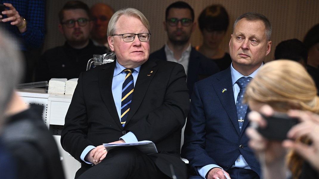 Ledamöter i Försvarsberedningen. Socialdemokraternas försvarspolitiska talesperson Peter Hultqvist och Sverigedemokraten Lars Wistedt vid fredagens pressträff.