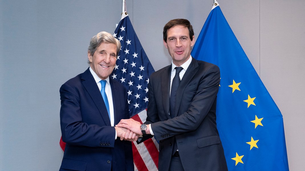 EU-kommissionens Wopke Hoekstra förhandlar även med andra klimatföreträdare kring hur det samlade klimatarbetet ska se ut. Här med USAs John Kerry. 