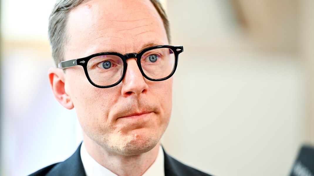 ”Regeringen skulle göra klokt i att i stället bygga vidare på tjugo års positiv utveckling inom utbildningsvetenskapen och särskilt främja en ökad finansiering av den praktiknära skolforskningen”, skriver debattörerna.