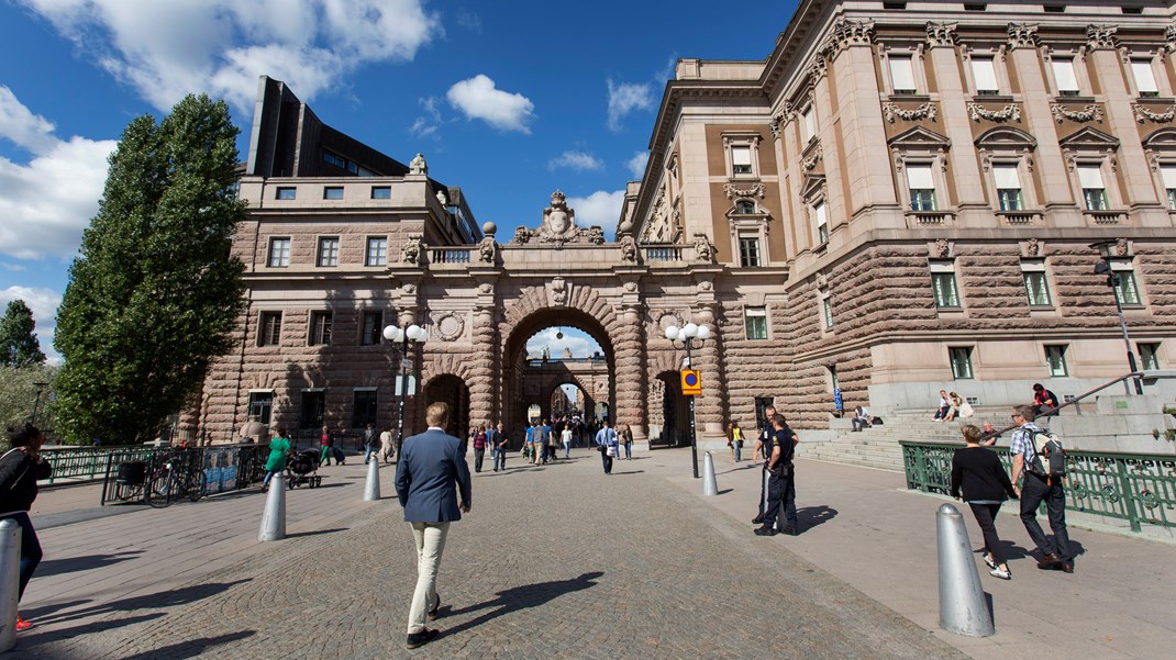 Över hundra tidigare ledamöter har passerkort till riksdagen