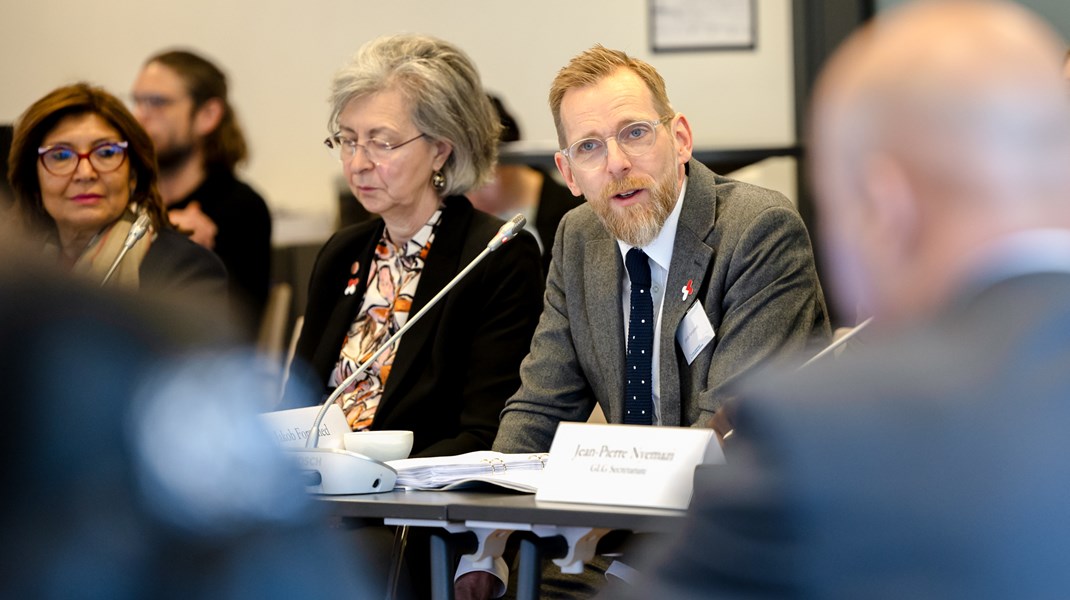 Jakob Forssmed håller
inledningsanförandet för mötet. Bredvid honom från vänster är Dr Monique Eloit,
generalsekreterare för WOAH (World Organisation for Animal Health) och Maria
Helena Semedo, vice generalsekreterare FAO (FN:s livsmedels- och
jordbruksorganisation)