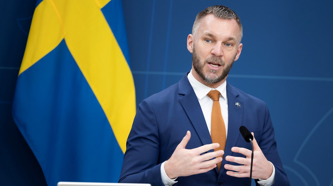 Den ökande skuldsättningen oroar civilminister Erik Slottner (KD).