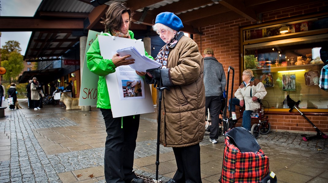 Oppositionen i Ekerö kommun namninsamlar för att få till en folkomröstning 2011, året då folkinitiativet reformerades.