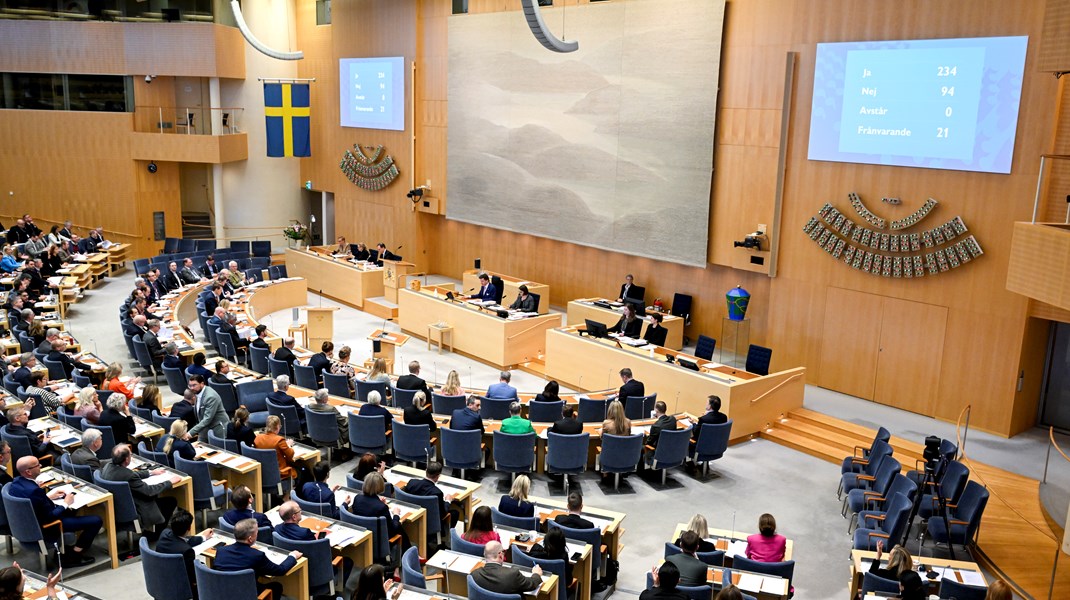 Om omröstningen i riksdagen hade varit sluten och partipiskorna inte fått vina hade utfallet av omröstningen om könslagen sannolikt blivit helt annorlunda, menar debattörerna.