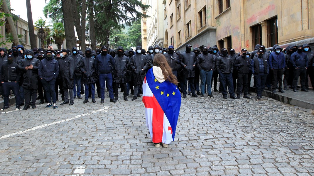 Tisdagens omröstning i det georgiska parlamentet har föregåtts av massiva protester. 