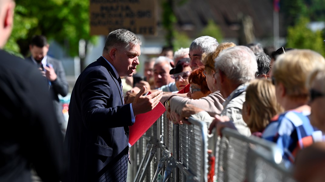 Robert Fico sköts efter ett regeringssammanträde i staden Handlová.