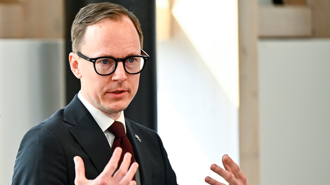 ”Anders Ådahl har helt missat poängen. Det är förvånande att Centerpartiet har bytt fot även i denna fråga och inte längre kan kritisera identitetspolitik”, säger utbildningsminister Mats Persson (L) till Altinget. 