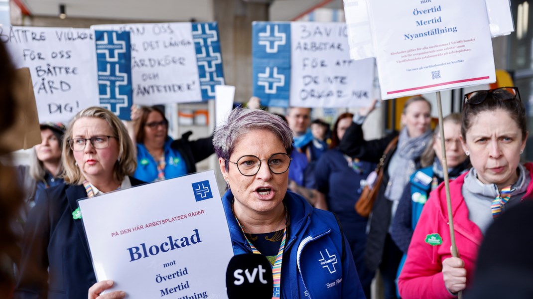 Vårdförbundets ordförande Sineva Ribeiro utanför Karolinska sjukhuset i Huddinge i samband med att övertidsblockaden trädde i kraft den 25 april.