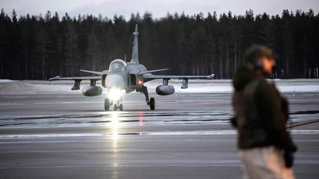 Ska inte till Ukraina. Ett JAS 39 Gripen taxar in på Luleå-Kallax flygplats.