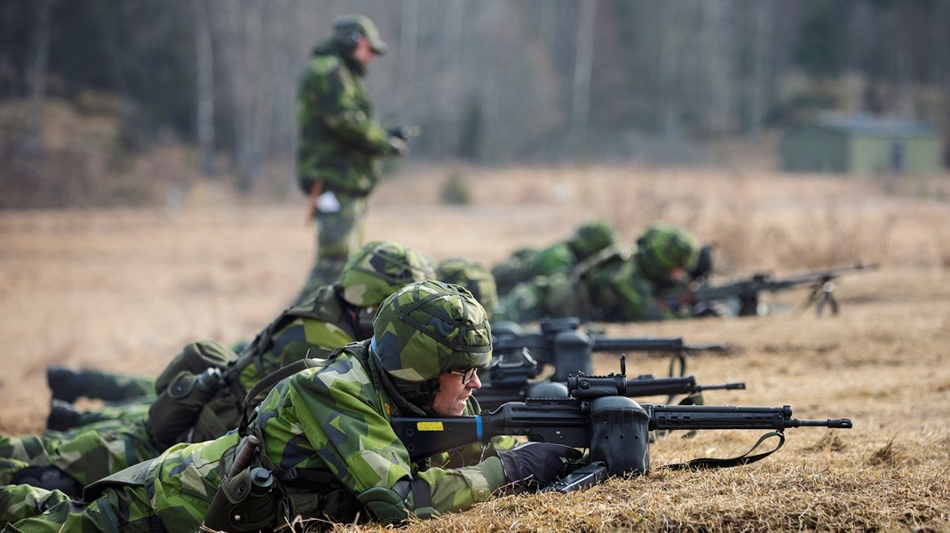 Försvarsmakten, Försvarets materielverk och Fortifikationsverket omfattas av de tillfälliga lättnaderna som regeringen föreslår. Eventuellt kan även Totalförsvarets forskningsinstitut omfattas också så småningom.