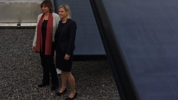 Klimatminister Isabella Lövin (MP) och finansminister Magdalena Andersson (S) framför solcellerna på finansdepartementets tak.  